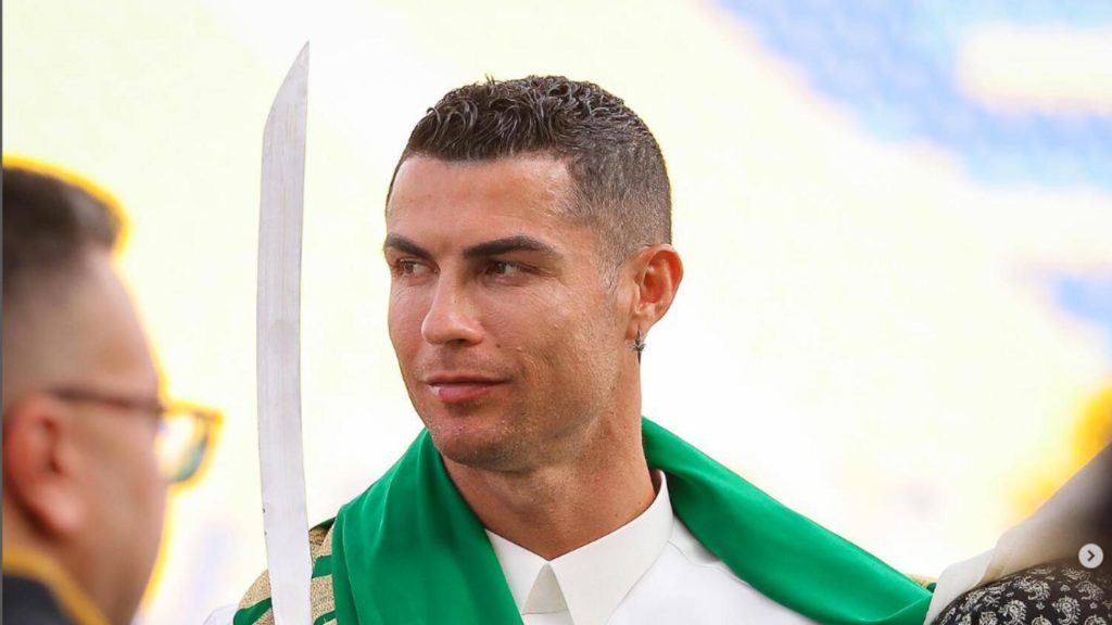 النجم الشهير Cristiano Ronaldo بإطلالة ورقصة عربية في احتفال يوم التأسيس السعودي