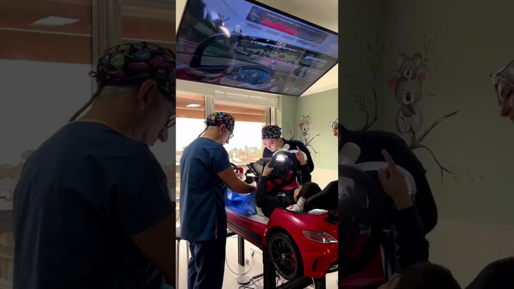 الطب والألعاب أطباء يجرون عملية جراحية لطفل وهو يلعب !