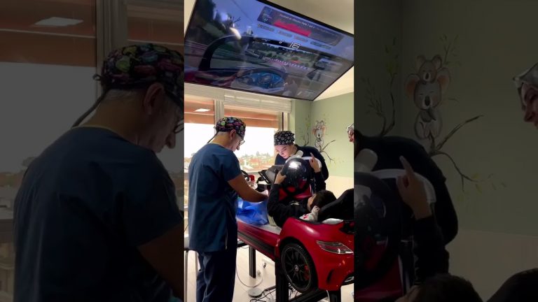 الطب والألعاب أطباء يجرون عملية جراحية لطفل وهو يلعب !