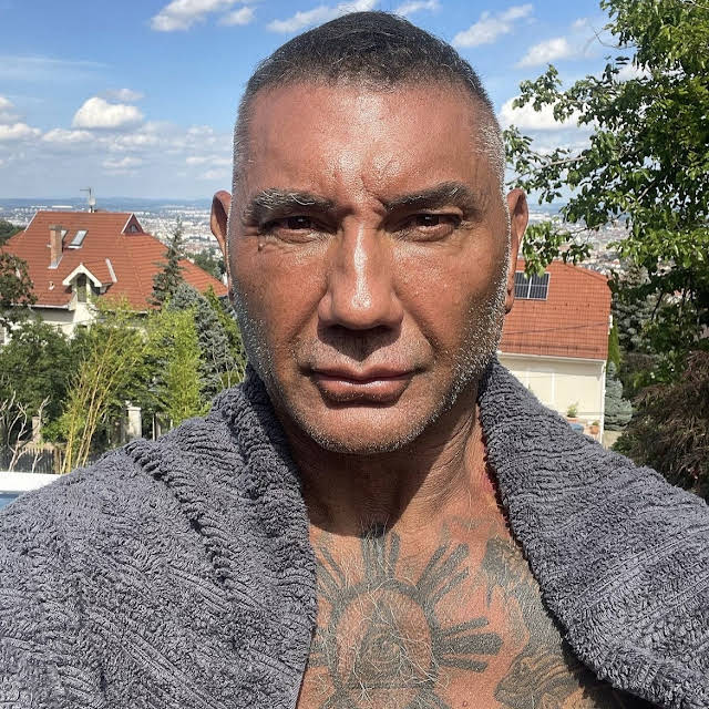 الممثل ونجم المصارعة Batista يظهر في صور جديدة