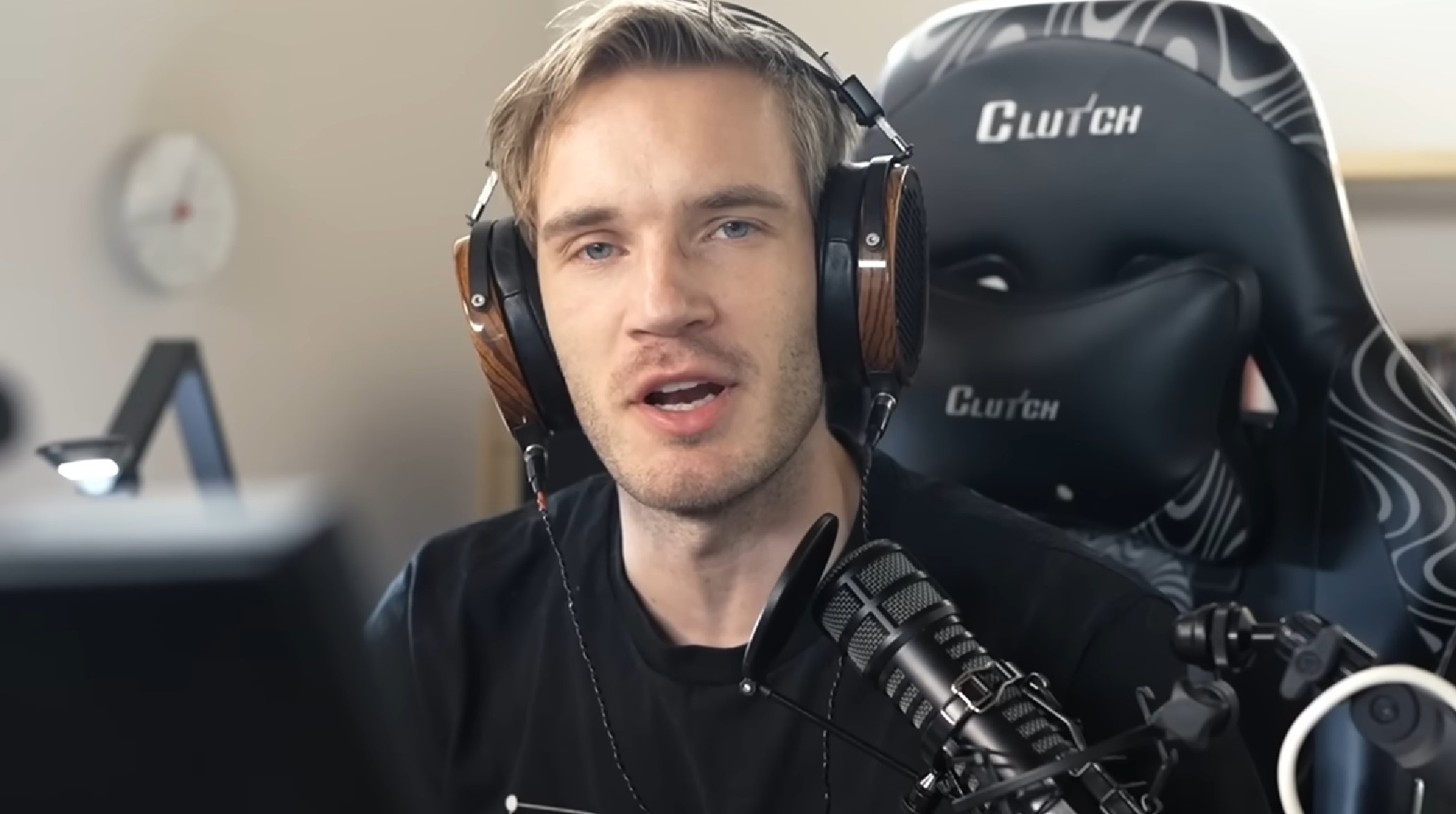 ما يزال بيوديباي أو PewDiePie أشهر صانع محتوى ترفيهي حتى يومنا هذا وجمهوره في تضخم مستمر، وحياته الخاصة على ما يبدو في تغيير مستمر أيضًا. الشاب الذي أصبح من أثرياء هذا الزمان لم يعد يقيم في مسقط رأسه السويد وإنما انتقل إلى عدة مناطق لكن على الأغلب لن تتوقع أين يعيش Felix Kjellberg هذه الأيام! أين يعيش PewDiePie الآن؟ لقد أفصح "فيلكس" في فيديوهاته منذ بضعة أشهر أنه انتقل إلى العيش بشكل كامل في دولة اليابان، وهو أمر مفاجئ بالفعل لأنها منطقة جديدة بالكامل بالنسبة له وثقافتها مختلفة اختلافًا جذريًا وربما آخر مكان كنت تتوقعه أليس كذلك؟ اقرأ أيضًا: بندريتا يكشف عن أصعب لحظات حياته إن كنت من معجبين ومتابعين بيوديباي فربما لم تتفاجأ كثيرًا، لأنه سبق وتحدث أكثر من مرة عن محبته لدولة اليابان وقام بزيارتها كثيرًا خلال السنوات الفائتة مع زوجته. ولكن رغم ذلك تبقى هذه مفاجأة لمعظم المهتمين بأمر صانع المحتوى الشهير، الذي يبدو أنه كان يخطط لهذا الانتقال منذ سنة 2018، فقد قام وقتها بشراء منزل في اليابان ولكن لم يتمكن من الانتقال فورًا إلى منزله الجديد بسبب أزمة كورونا التي أثرت على العالم بأكمله ومنعت الناس من التحرك بسهولة والسفر من دولة إلى أخرى. استطاع "فيلكس" أن يسافر أخيرًا إلى اليابان في عام 2022 الماضي، والمثير للاهتمام أكثر أنه لم يتمكن من السفر عبر رحلة جوية عادية بل استخدم طائرة خاصة كلفته بحدود 80 ألف دولار لأن وزن كلبه Edgar يتجاوز الوزن المسموح للكلاب على متن الطائرات العامة، ويصل إلى 10 كيلوجرام. لماذا قرر PewDiePie أن ينتقل إلى اليابان؟ إعجابه الكبير بالدولة هو السبب الرئيسي الذي قاد قراره هو وزوجته حسب ما رصدته وسائل الإعلام من تصريحات لصانع المحتوى المحبوب. فقد أكد PewDiePie استمتاعه كثيرًا بحياته التي يعيشها في اليابان وإحساسه بالراحة الكبيرة على الرغم من معاناته في البداية من ضعف خبرته باللغة اليابانية والثقافة الشعبية ولكن تلك كانت تحديات يبدو أنه استطاع تجاوزها الآن. يعدنا بتقديم فيديوهات عن حياته الجديدة وتكيفه مع ثقافة اليابان، لذلك سيسعد جمهوره بلا شك بجرعة جديدة من المحتوى.