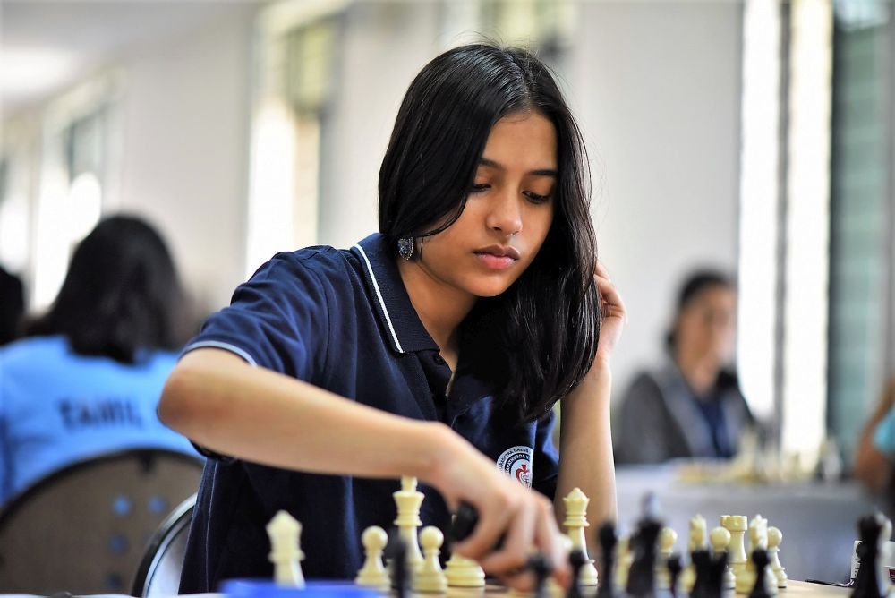 لاعبة لا تتجاوز 17 سنة تتفوق على أفضل لاعبي الشطرنج
