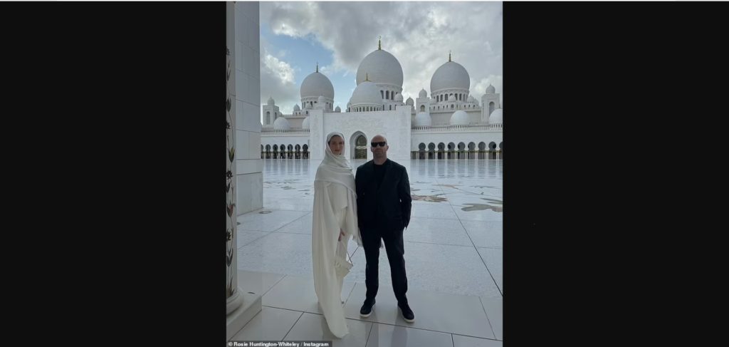 بالصور: النجم الشهير Jason Statham مع زوجته في جامع وهي ترتدي الحجاب! بالصور: النجم الشهير Jason Statham مع زوجته في جامع وهي ترتدي الحجاب!