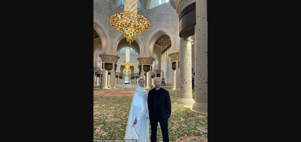 بالصور: النجم الشهير Jason Statham مع زوجته في جامع وهي ترتدي الحجاب! بالصور: النجم الشهير Jason Statham مع زوجته في جامع وهي ترتدي الحجاب!