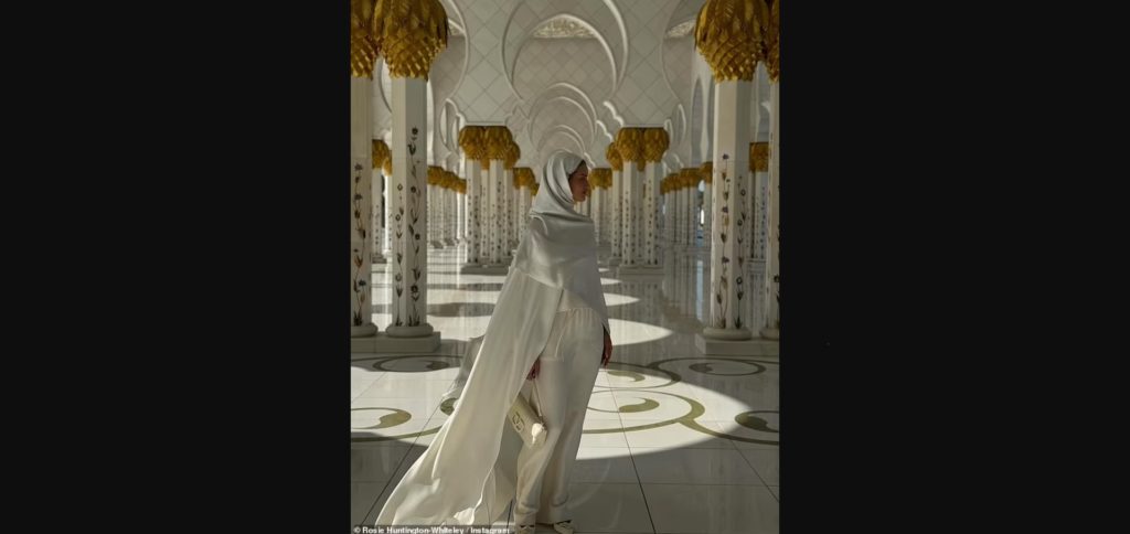 بالصور: النجم الشهير Jason Statham مع زوجته في جامع وهي ترتدي الحجاب! بالصور: النجم الشهير Jason Statham مع زوجته في جامع وهي ترتدي الحجاب!