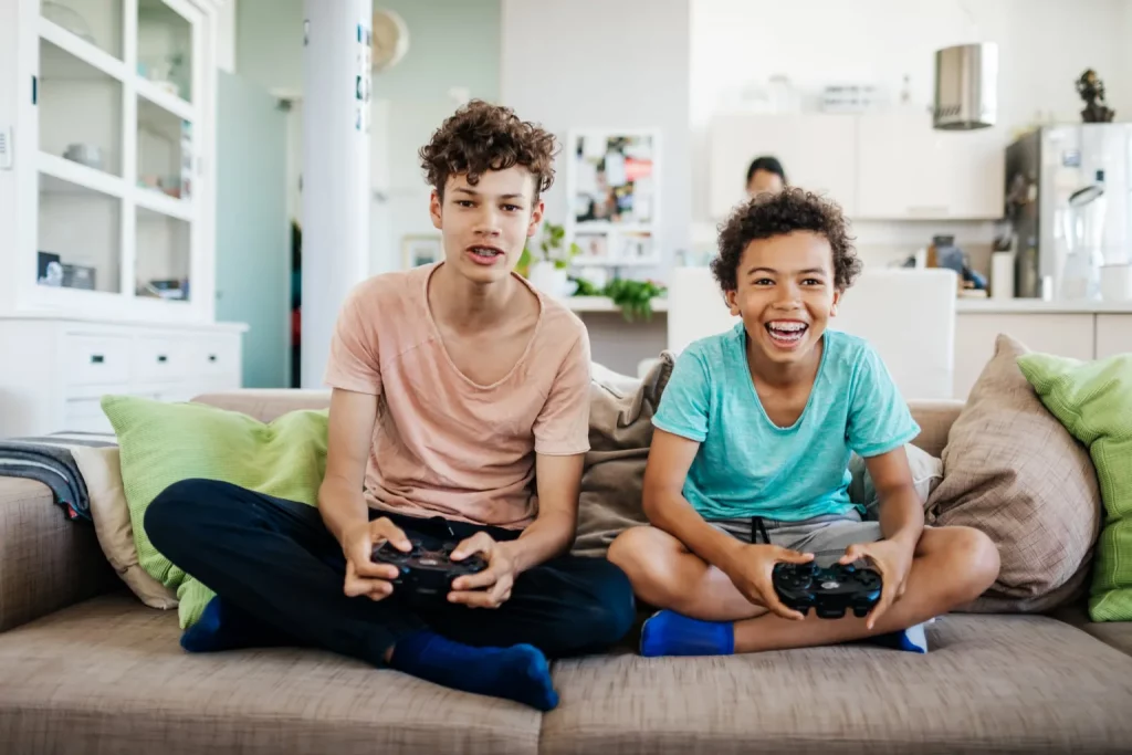فوائد وإيجابيات ألعاب الفيديو لدى الأطفال والكبار ودورها في التعليم