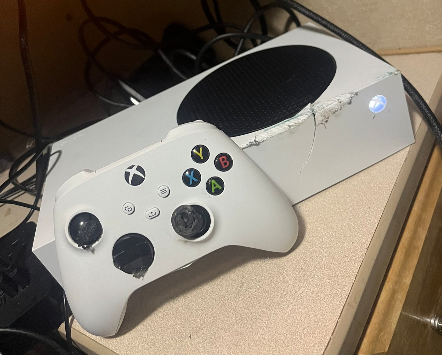 جهاز Xbox Series S ينقذ شخص من الموت ومايكروسوفت تقرر منحه جهازًا جديدًا جهاز Xbox Series S
