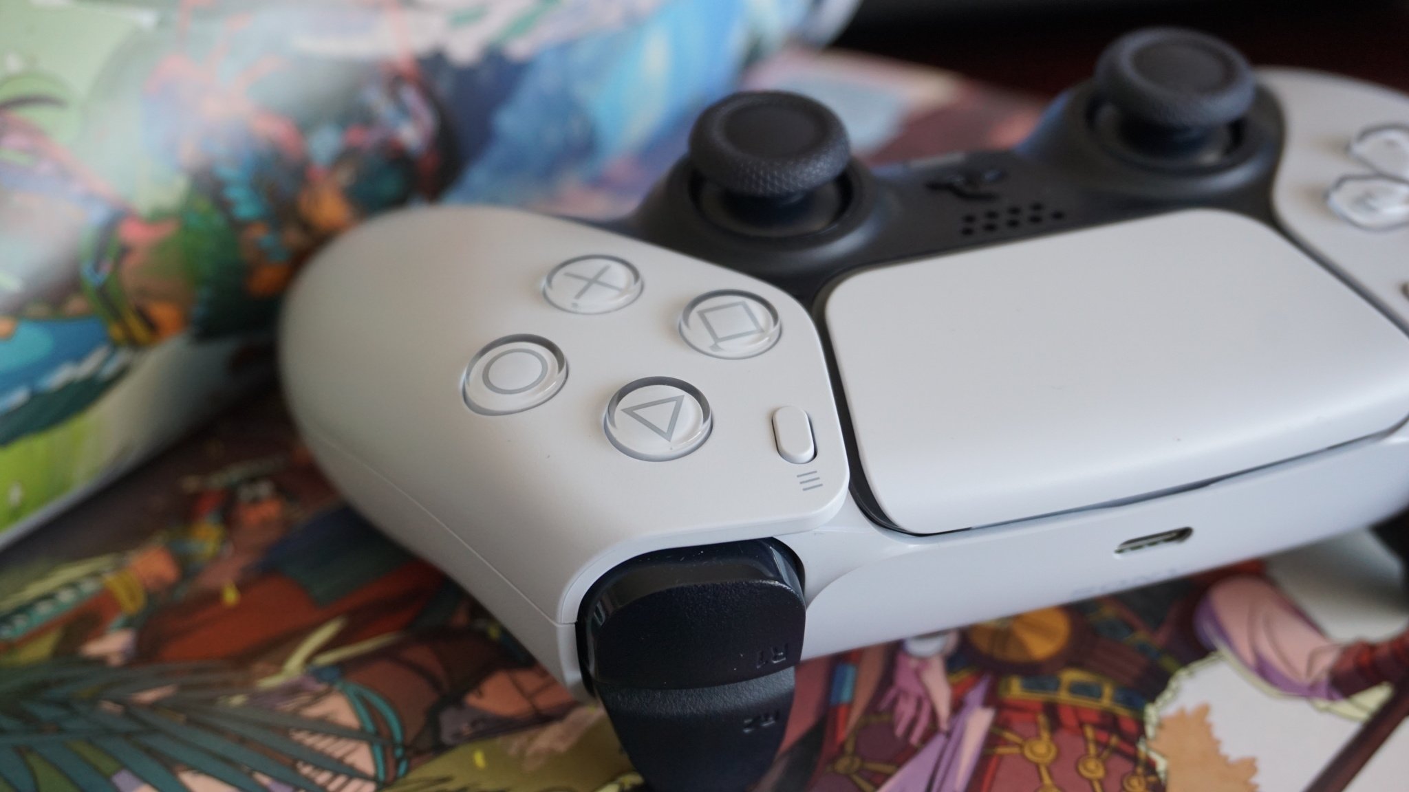 مواصفات ومميزات قبضة تحكم PS5 والفرق بينها وبين قبضة PS4 الأسئلة الشائعة حول مواصفات يد بلايستيشن 5