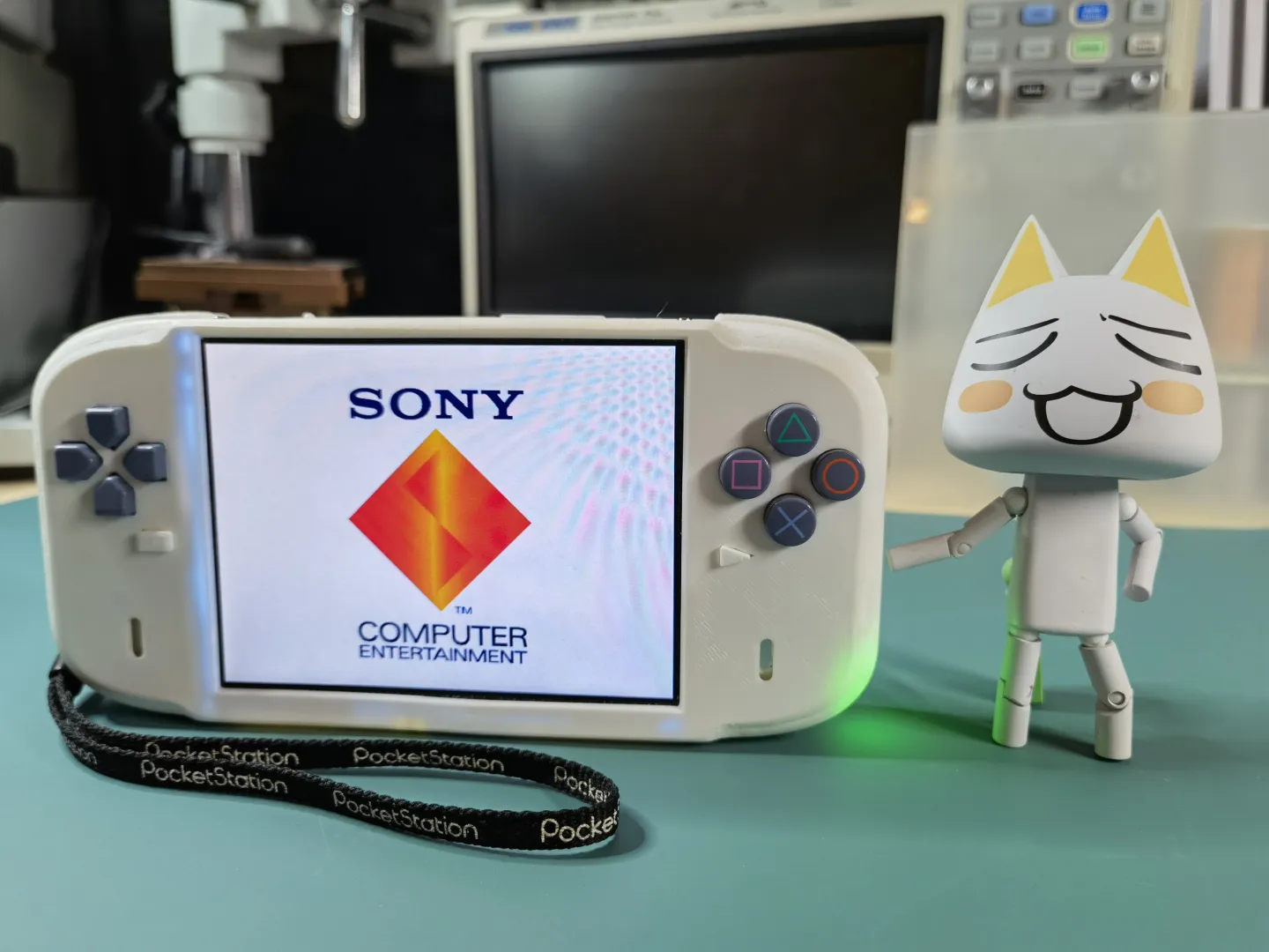 شخص يتمكن من تحويل PlayStation 1 إلى جهاز ألعاب محمول