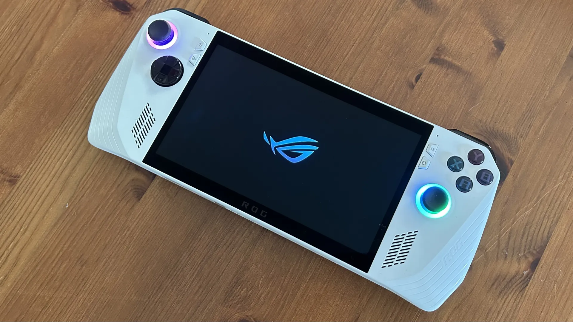 ASUS تُزيح الستار عن جهاز ROG في 13 يونيو وتكشف عن سعره الرسمي