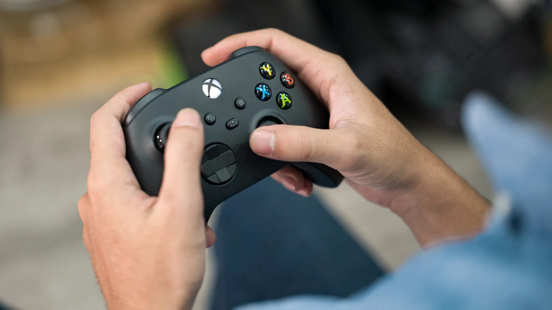 لتجنب نفاذ الشحن أثناء اللعب .. لاعب يُوصل قبضة تحكم Xbox ببطارية سيارته!
