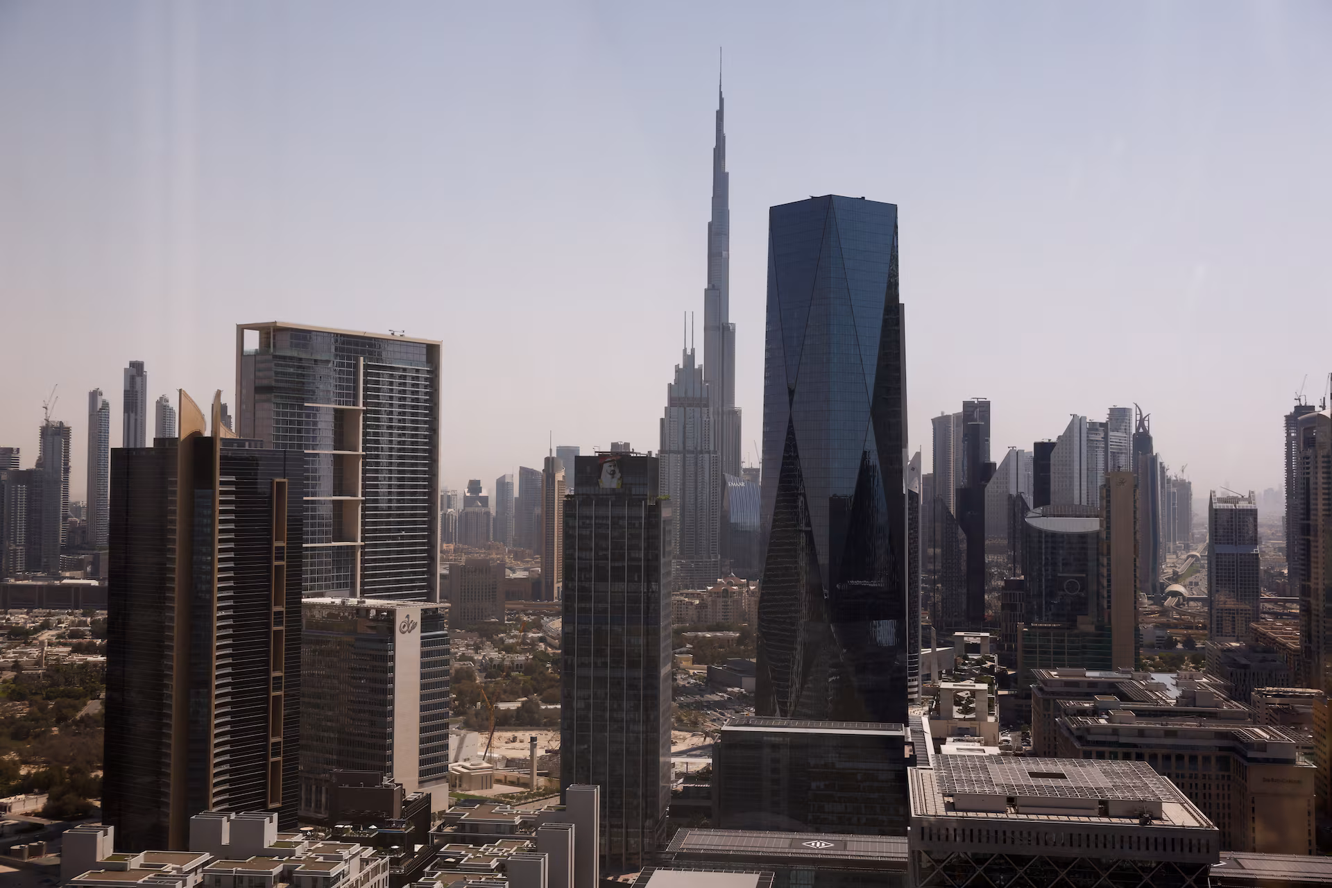 الإمارات تُحدث نظام حماية الأجور للعاملين في القطاع الخاص بدءًا من الشهر القادم