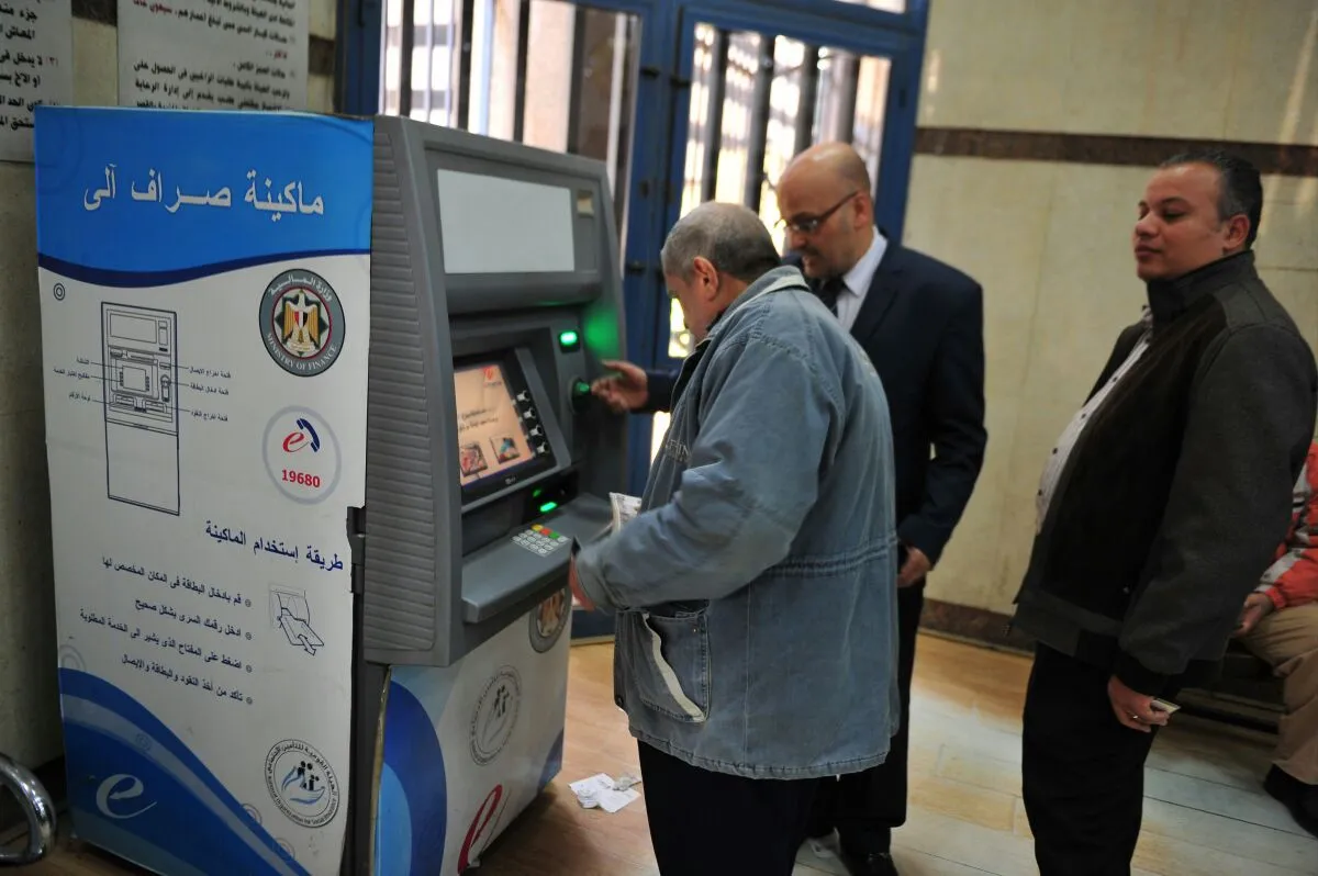 قبل إجازة عيد الأضحى.. ما سبب نقص السيولة داخل ماكينات الصراف الآلي في مصر؟