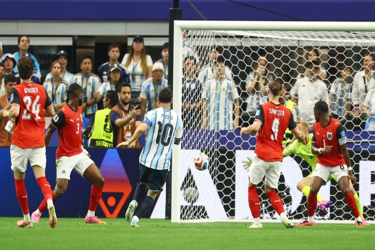 ميسي يصنع التاريخ في مباراة الأرجنتين ضد النمسا ويقود التانغو إلى دور الـ32 في كأس العالم
