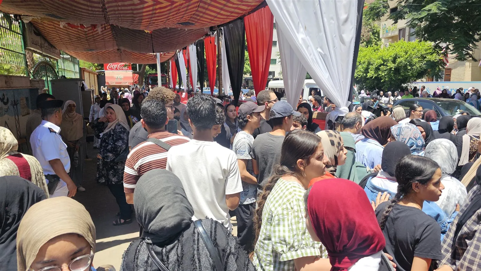 طلاب الثانوية العامة في مصر يشعرون بالارتياح بعد امتحان الفيزياء